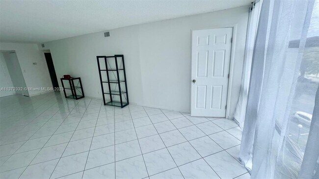 Foto del edificio - 1000 Parkview Dr