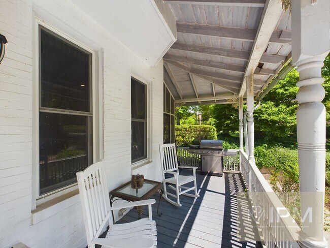 Foto del edificio - Spacious 5 Bedroom, 2.5 Bath Near The Avenues!