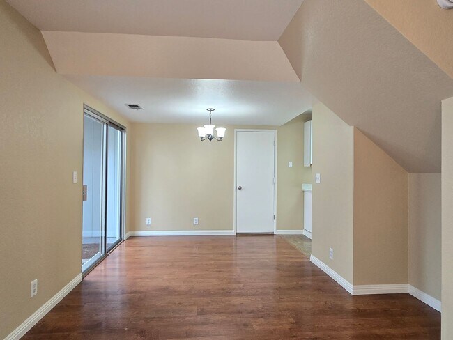 Foto del edificio - Spacious 2-Story Townhome, Updated Kitchen...