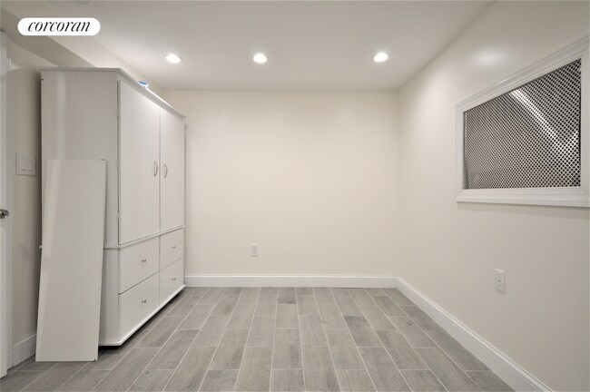 Building Photo - 140 E 42nd St