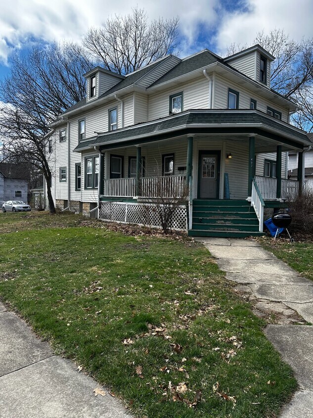 Primary Photo - 402 College Ave