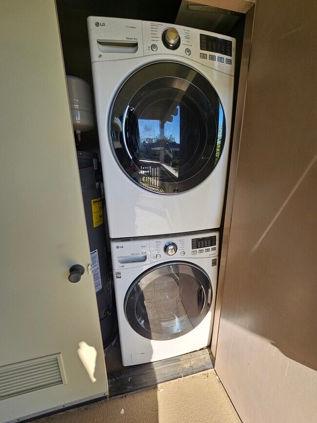 LG stackable washer/dryer - 12269 Carmel Vista Rd
