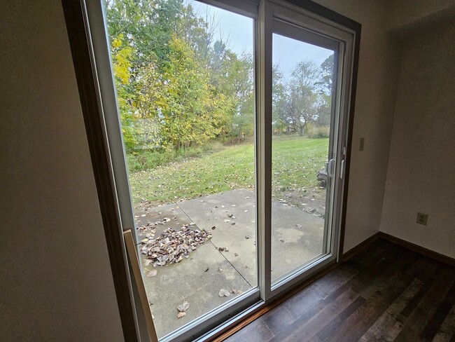 Building Photo - 564 N Park Dr