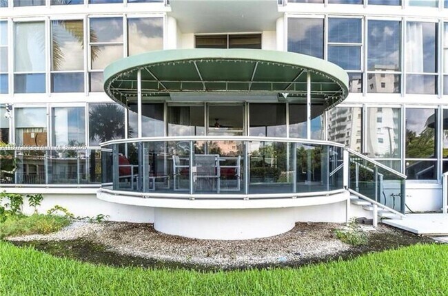Foto del edificio - 900 Bay Dr