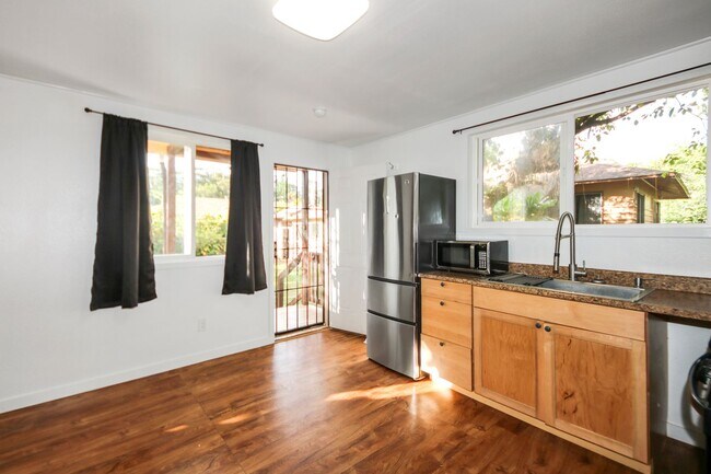 Foto del edificio - California Ave  - Multi