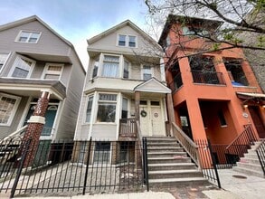 Building Photo - 2552 N Southport Ave