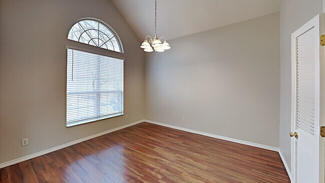 Building Photo - Spacious 4 Bedroom 3 Bathroom + Bonus Room...