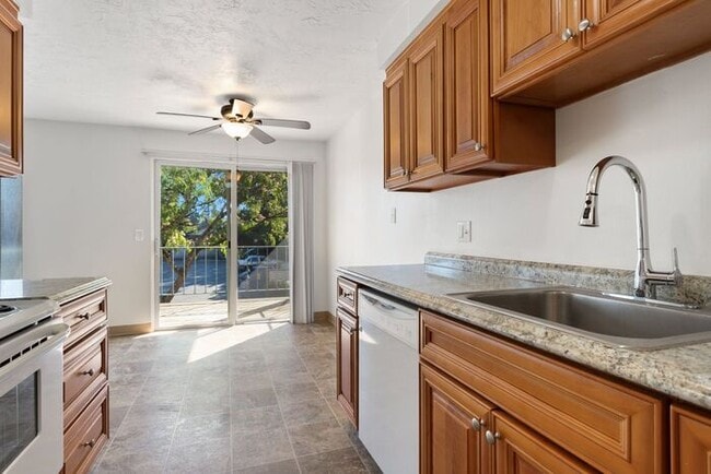 Building Photo - 2 Bedroom unit close to everything! Unit h...