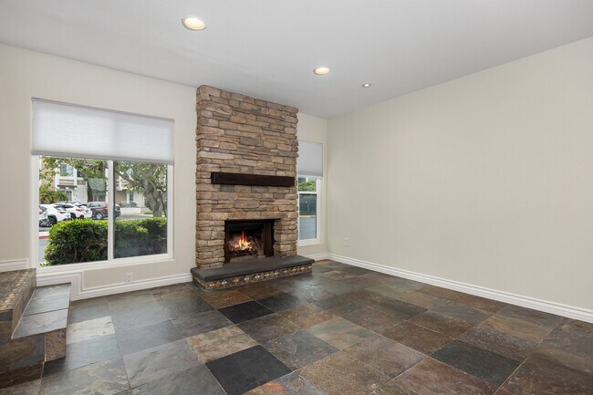Foto del edificio - 844 Bluebell Ct