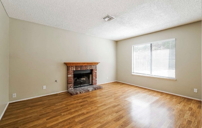 Building Photo - 4540 Grandview Dr