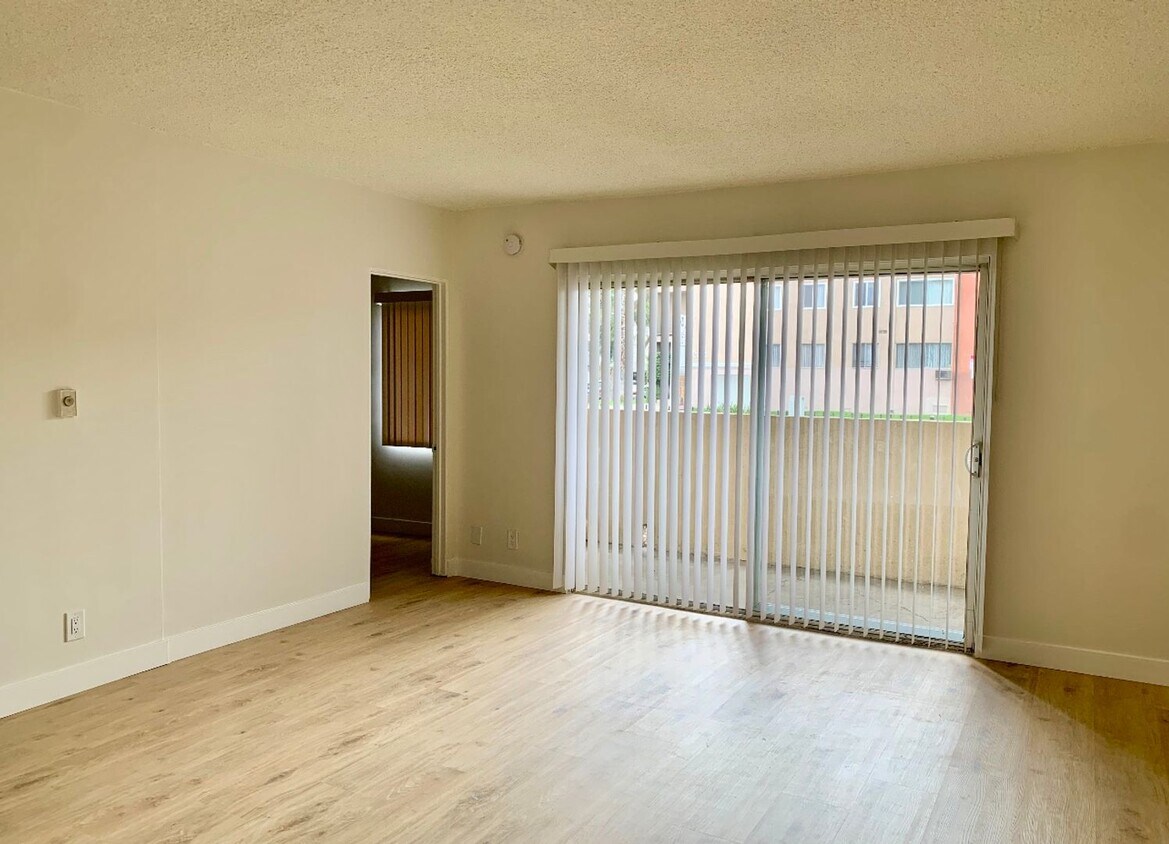 Foto principal - Spacious 3 bedroom unit located in Canoga Park! MOVE IN READY