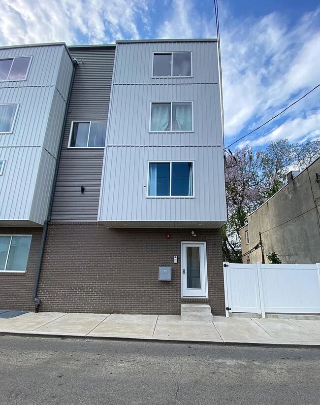 Building Photo - 623 N 36th St