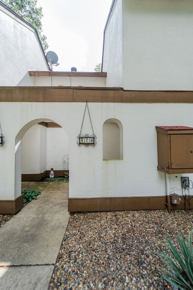 Building Photo - 120 Emperado Way
