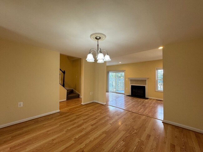 Foto del edificio - Beautiful 3 Bed 3 Bath Brick Townhome In Springfield Square