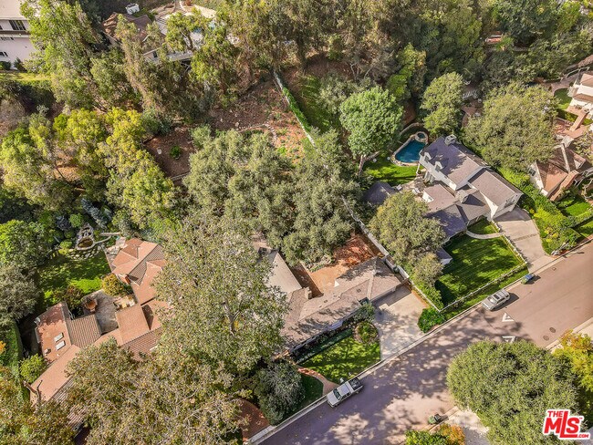 Building Photo - 905 Moraga Dr