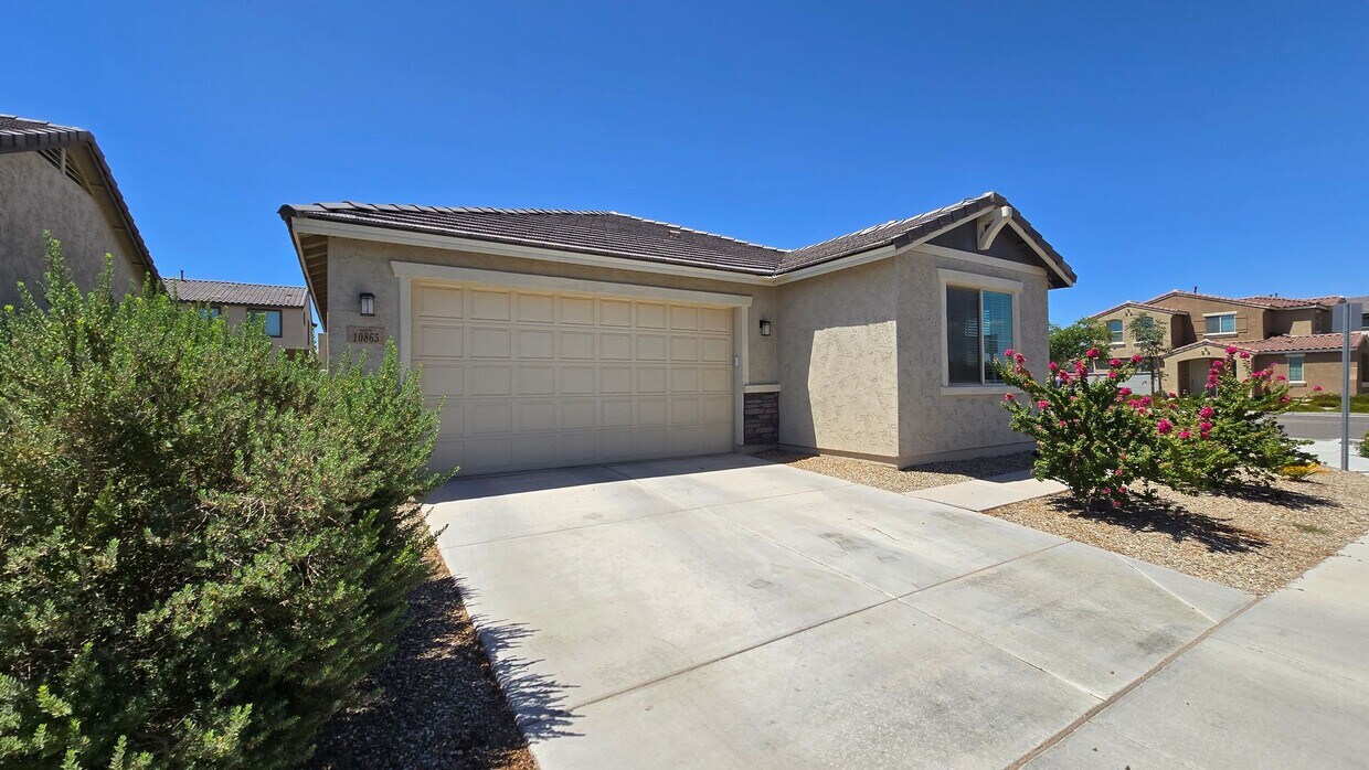 Foto principal - Like new home in a new GATED development! ...