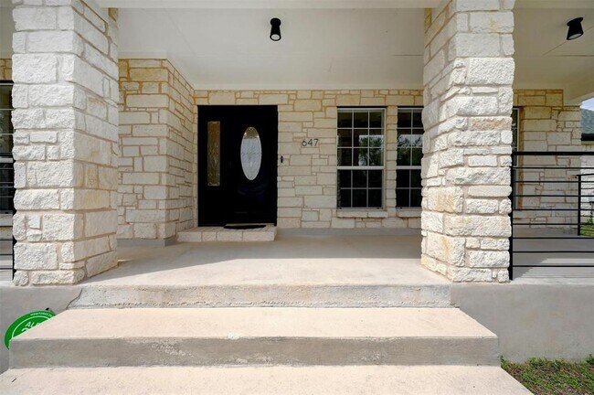 Building Photo - 647 Saddleridge Dr