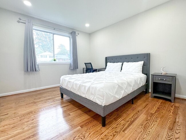Charming Private Bedroom - 7515 Havelock St