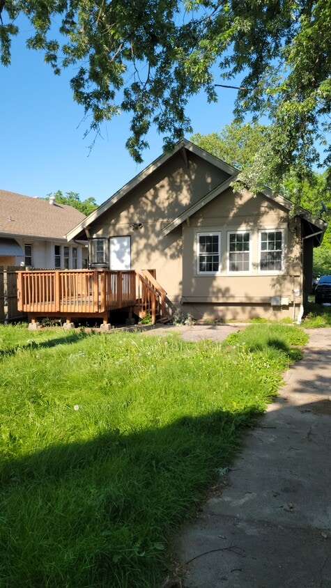 Building Photo - 1226 S Ash Ave