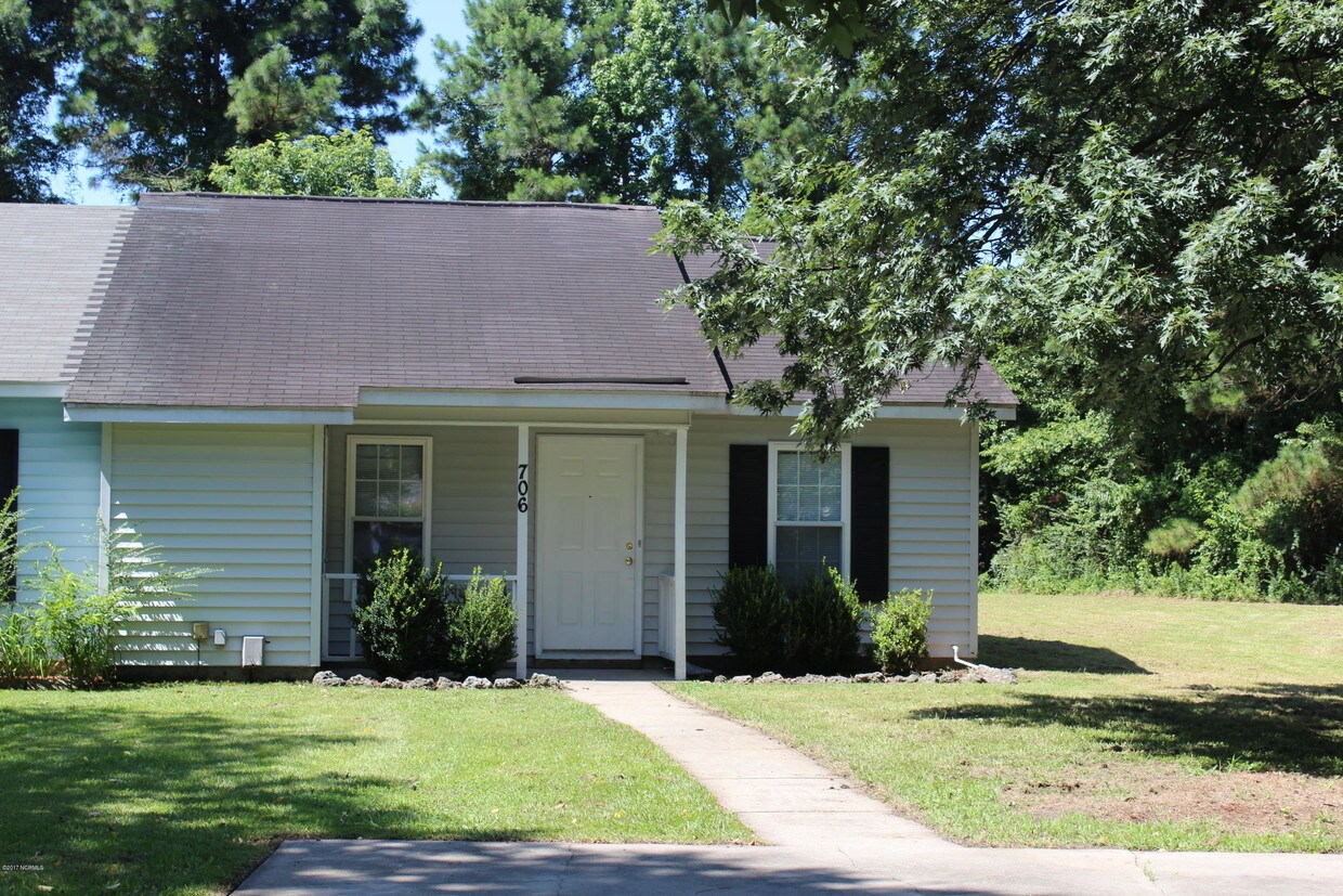 706 Pinewood Dr, Jacksonville, NC 28546 Townhome Rentals in