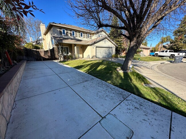 Foto del edificio - Beautiful 5 Bedroom 4 Bathroom with SOLAR