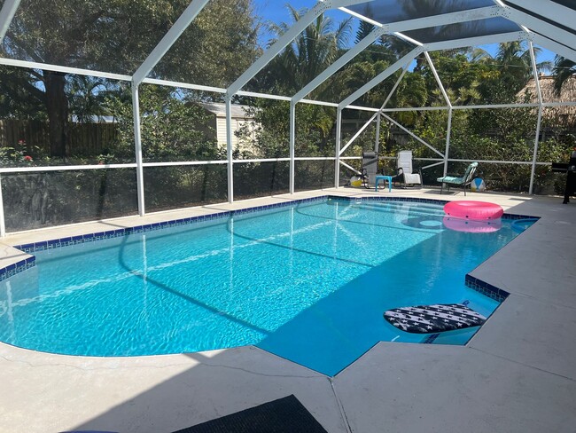 Foto del edificio - Spacious 4/3 FURNISHED POOL home with room...