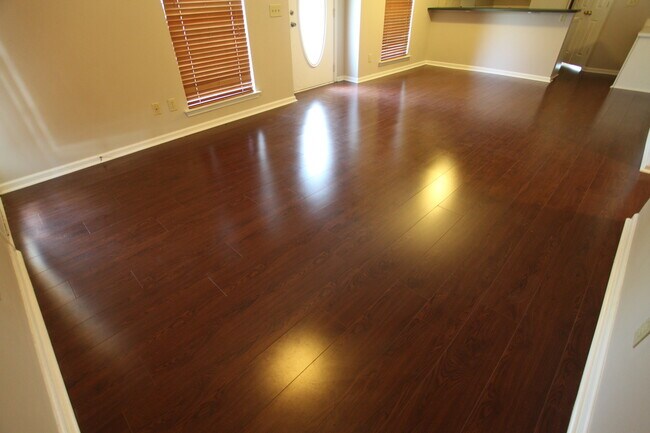 Foto del edificio - Residences of Central Park Available Fall 2026!