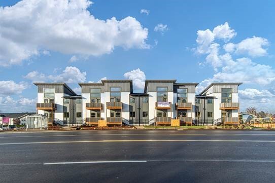 Building Photo - 3725 River Rd N