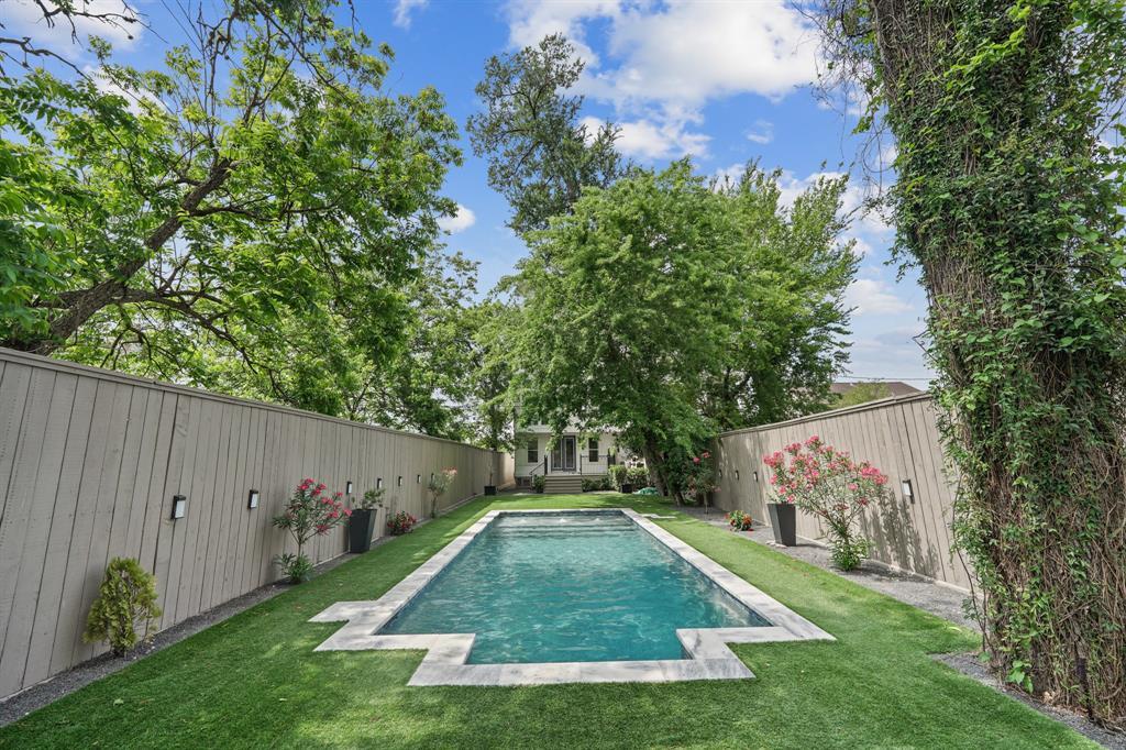 Primary Photo - 2221 N MacGregor Way