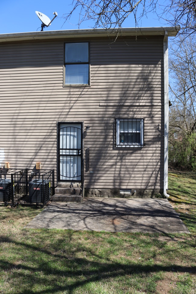 Building Photo - 3725 Willow Creek  Nashville