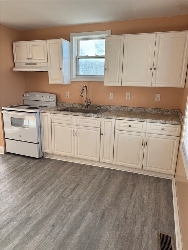 Building Photo - 106 W 2nd St