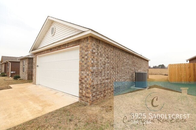 Building Photo - 3925 Saddlecrest-
