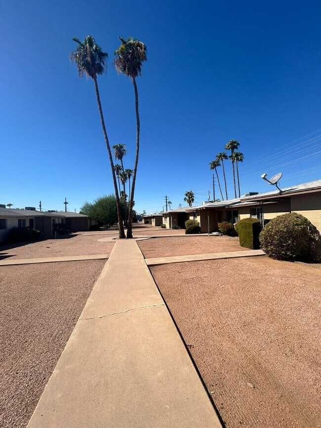 Foto del edificio - 5233 E University Dr