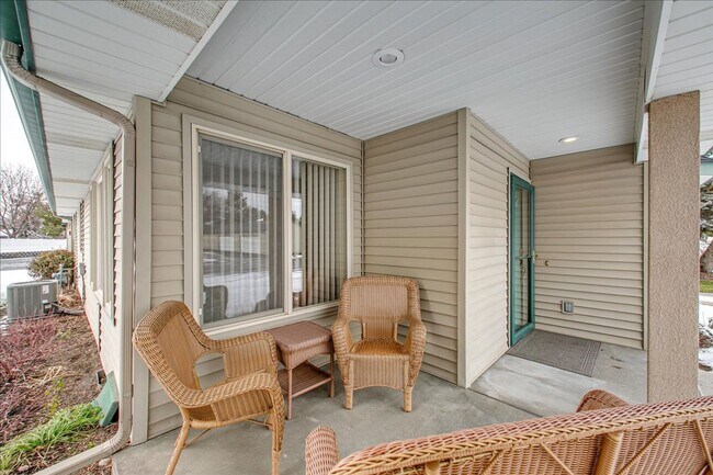Building Photo - Beautiful Fully Furnished Townhouse in Gar...