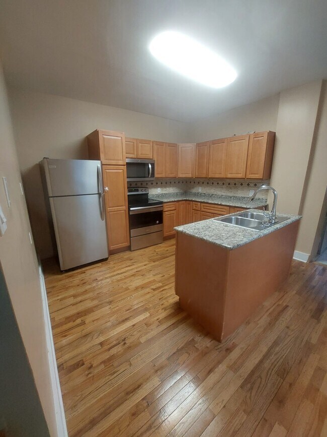 Building Photo - 5054 Tacoma St