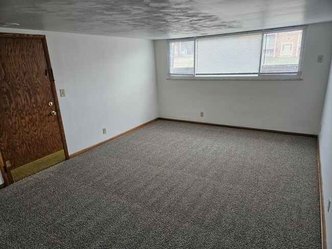 Building Photo - 6485 Diana Dr