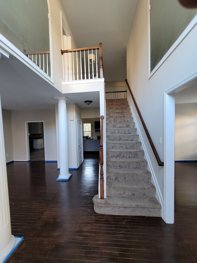 Entry - 2001 Thistlewood Dr