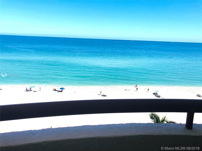 Foto del edificio - 15645 Collins Ave