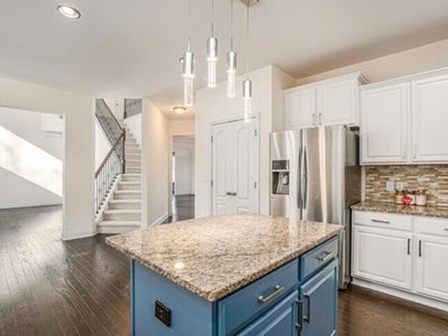 Building Photo - Stunning 5Bed/4 Bath single family home - ...