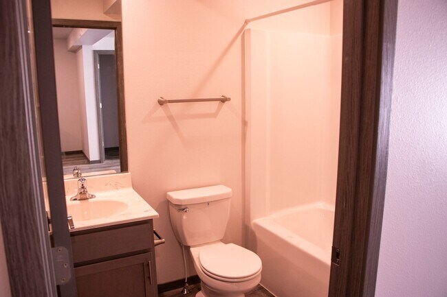 Building Photo - Pet Friendly 2bed Located on Southside Eau Claire