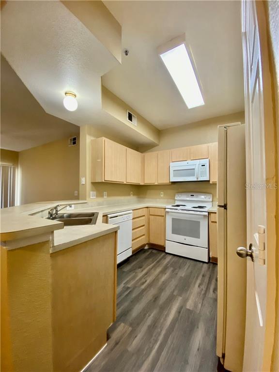 Building Photo - 2025 Erving Cir