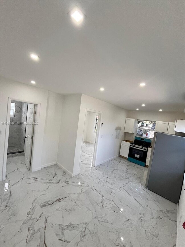 Building Photo - 1909 Plunkett St