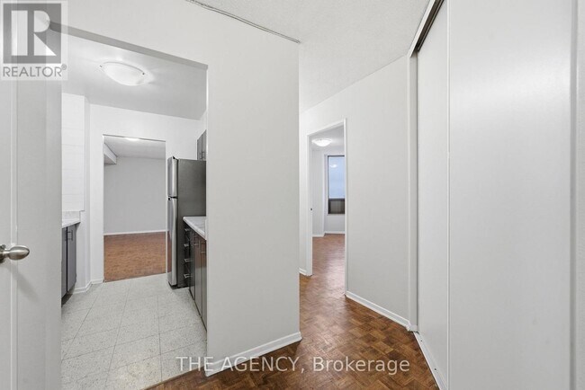 Photo du bâtiment - 2350 Dundas St W