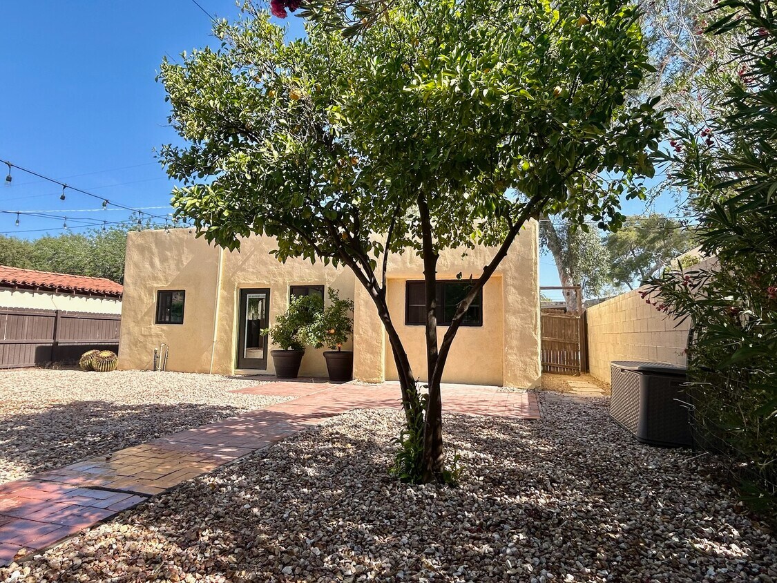 Foto principal - 2127 E 6th St