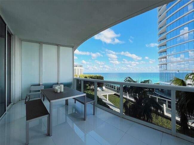 Foto del edificio - 15811 Collins Ave