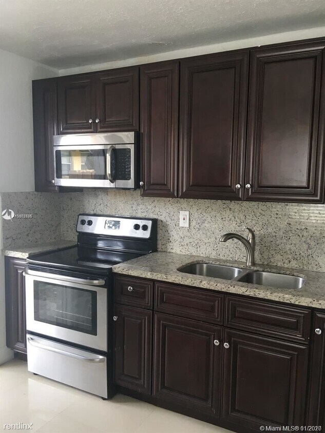 2 br, 1 bath Duplex 801 NW 9th St 12 Townhome Rentals in