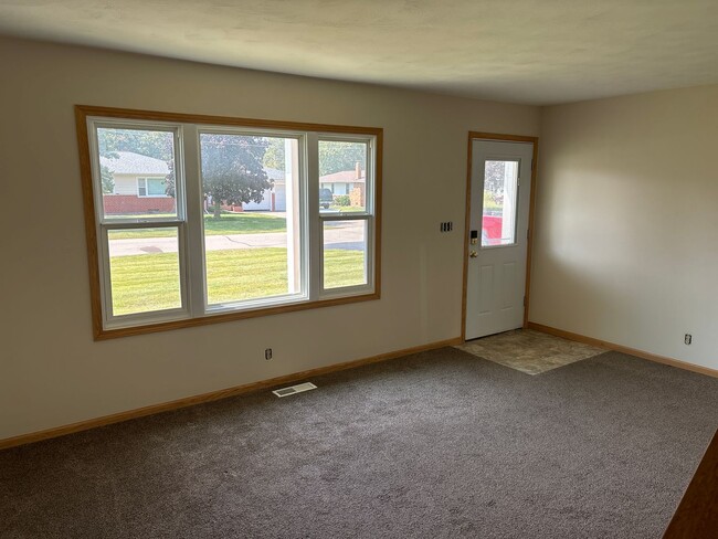 Foto del edificio - 2 Bedroom, 1.5 Bath Townhouse w/Garage in Camanche, IA