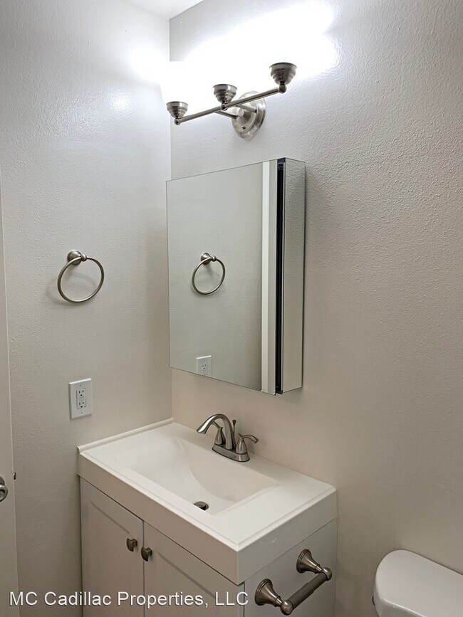 Building Photo - 1010-1012 E Acacia Ave