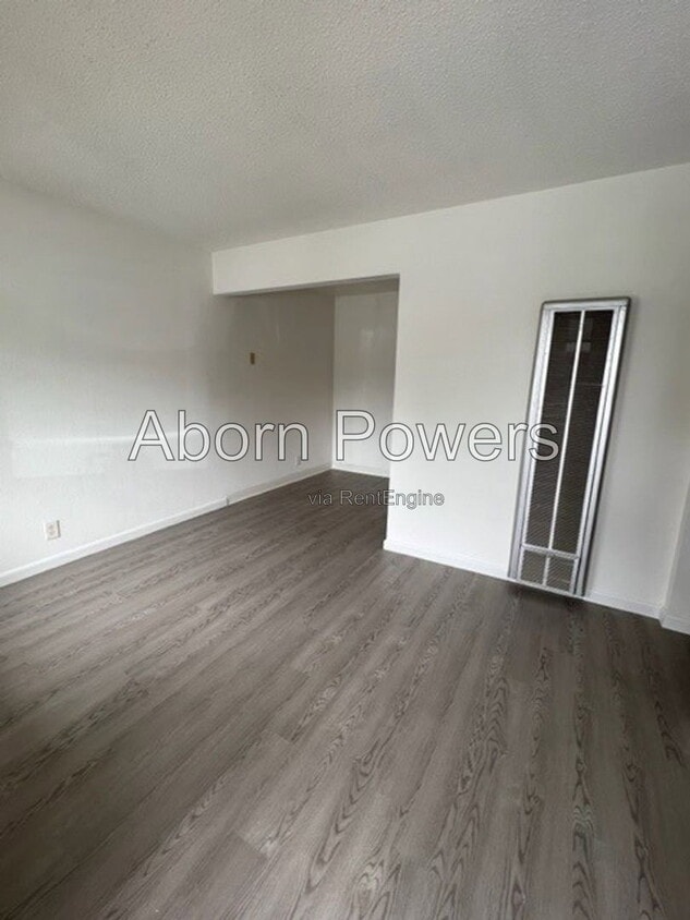Building Photo - 2813 Manor Dr