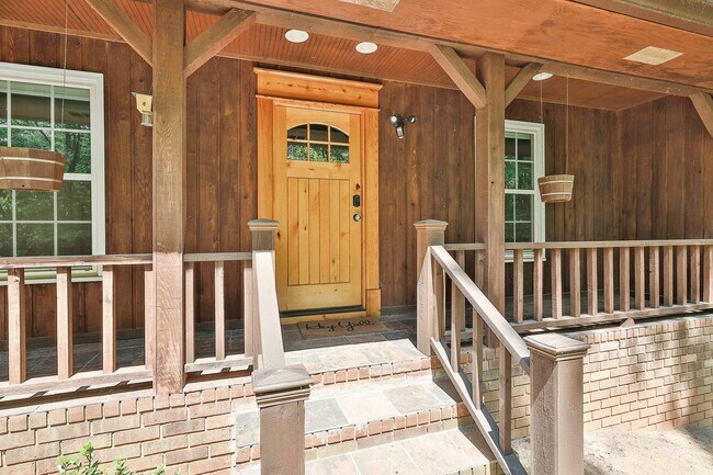 Building Photo - 410 Thornton Ln